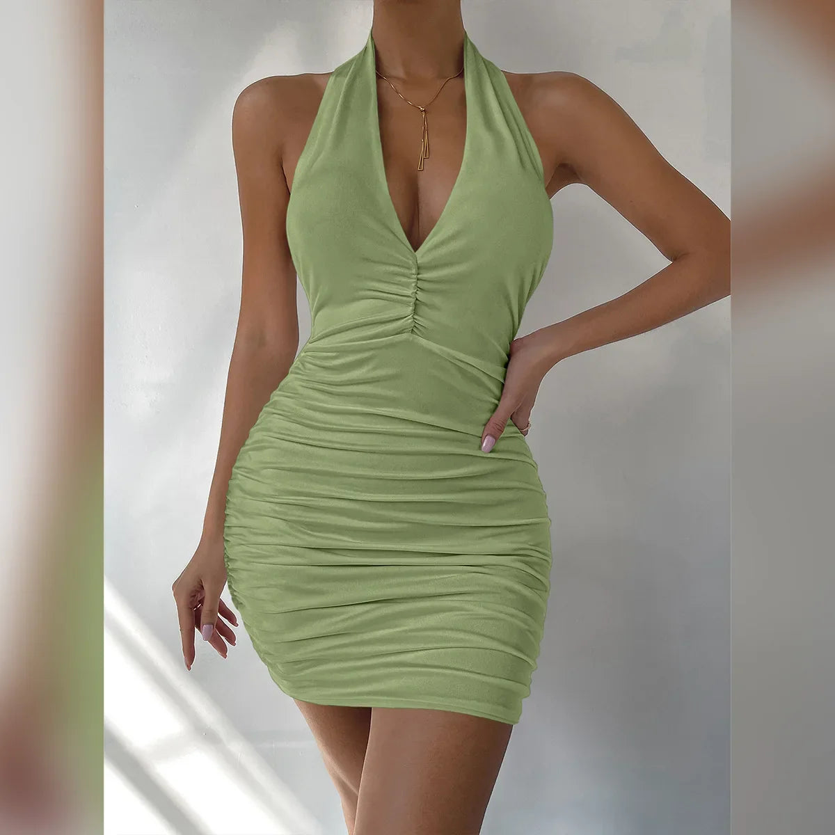 Vestido de noche con escote en V profundo